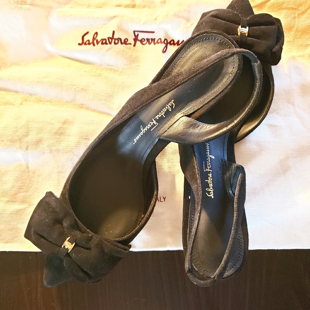 SOLD!!

SALVATORE FERRAGAMO REDASUEDE PEEP TOE SLING BACK